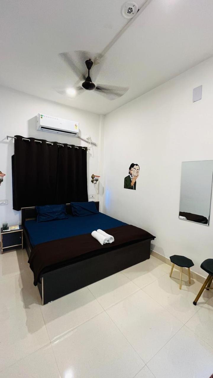 El Profesor Varanasi Ngoại thất bức ảnh